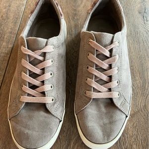 GAP Suede Fashion Sneakers size 8.